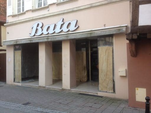 devanture d'un magasin Bata fermé