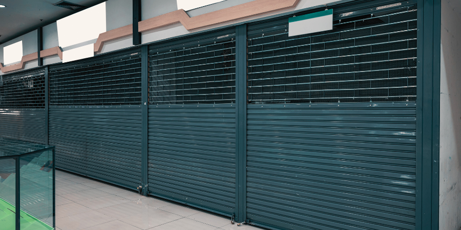 grilles fermees d'un magasin