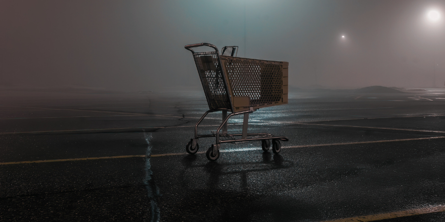 caddie abandonné sur un parking la nuit