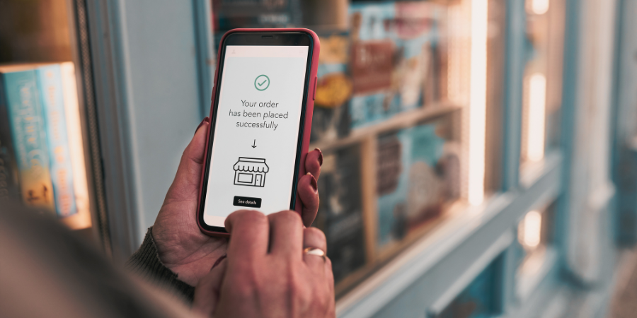 smartphone affiche la confirmation d'une commande en ligne